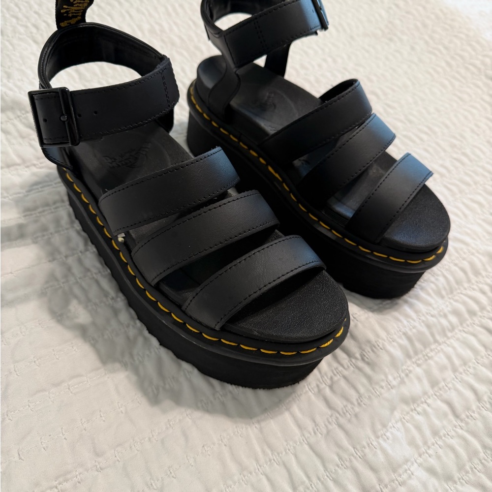 BARELY WORN WONENS DR. MARTENS BLAIRE PLATFORM SANDAL SIZE 8